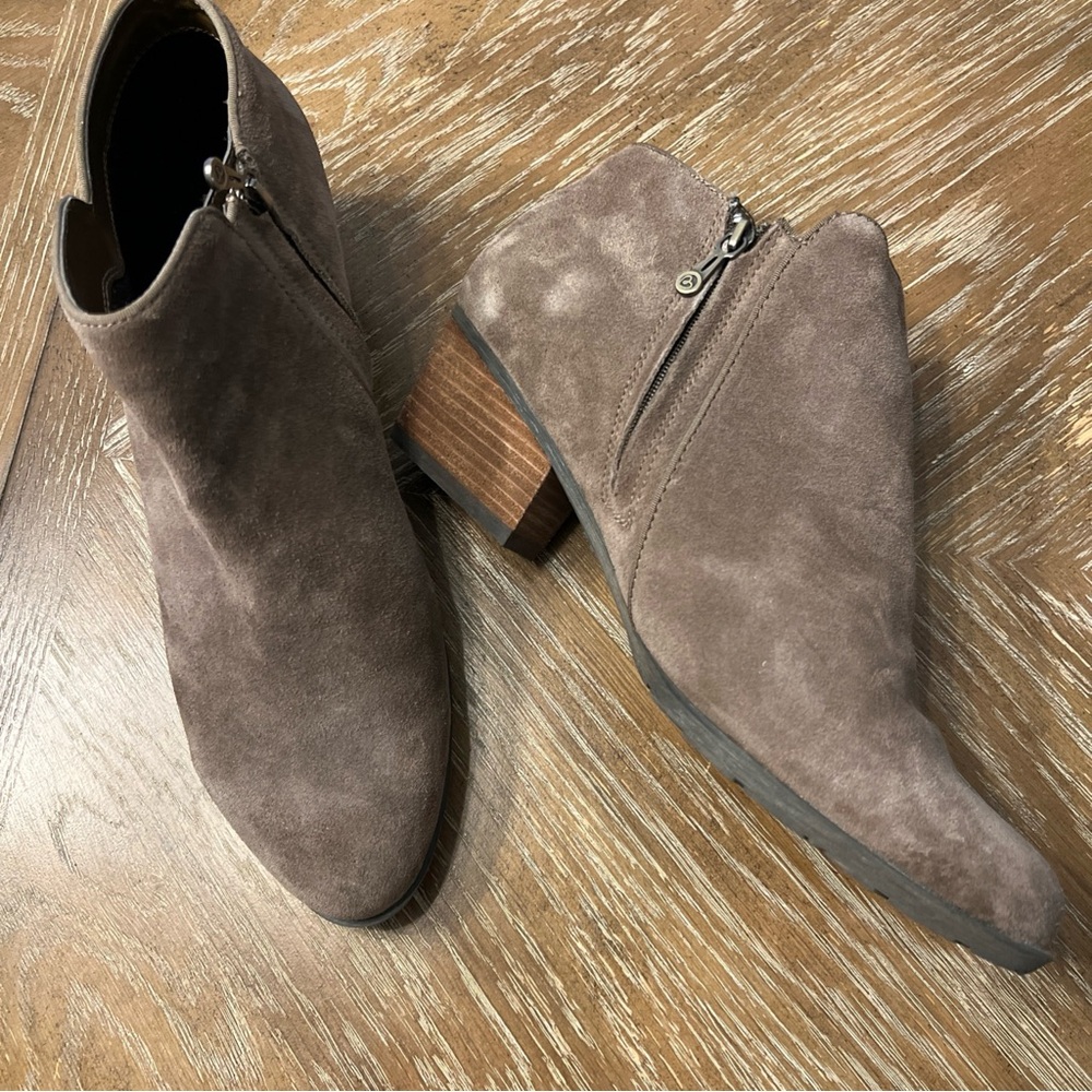 BLONDO SIZE 12W WATERPROOF SUEDE DARK TAUPE ANKLE BOOTS ZIP UP 2” HEEL